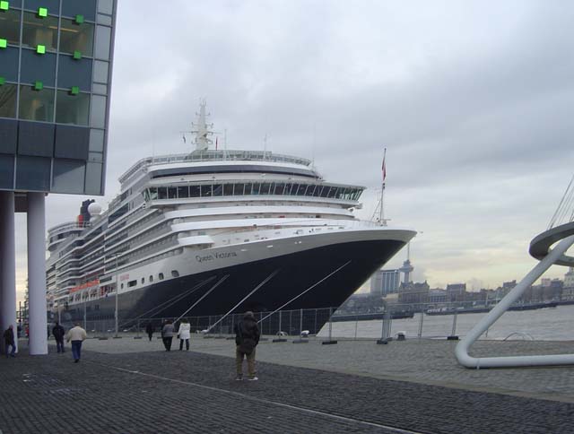 Cruiseschip ms Queen Victoria van Cunard Line aan de Cruise Terminal Rotterdam